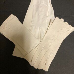 THREE PAIR OF VINTAGE STYLE WOMENS DRESS GLOVES